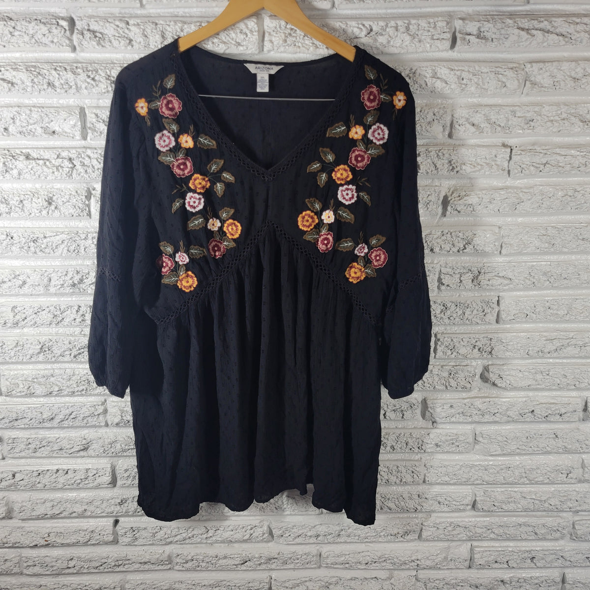 Arizona Jeans Co Women XXL Black Swiss Dot Sheer Embroidered V-Neck Top 3/4 Sleeve BLA64E