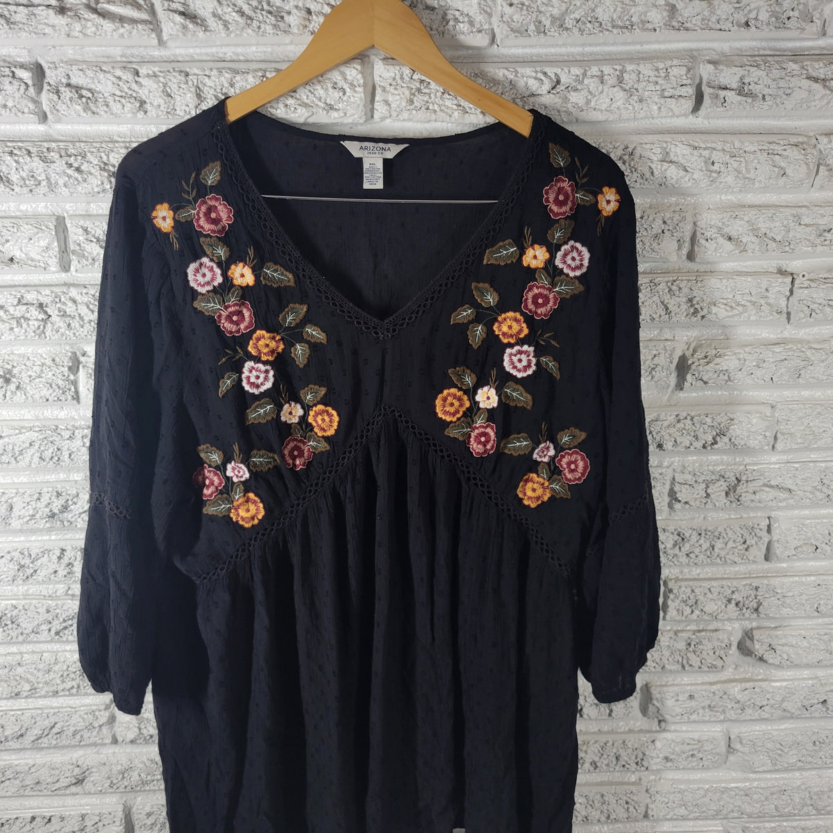 Arizona Jeans Co Women XXL Black Swiss Dot Sheer Embroidered V-Neck Top 3/4 Sleeve BLA64E