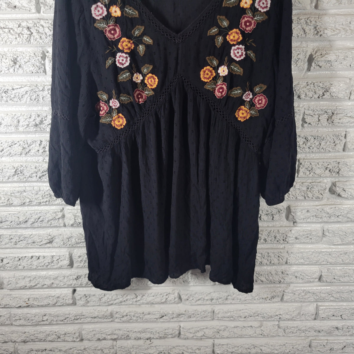 Arizona Jeans Co Women XXL Black Swiss Dot Sheer Embroidered V-Neck Top 3/4 Sleeve BLA64E
