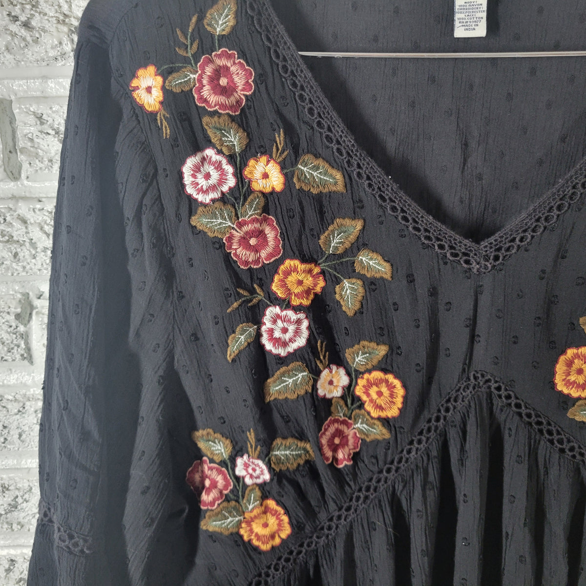 Arizona Jeans Co Women XXL Black Swiss Dot Sheer Embroidered V-Neck Top 3/4 Sleeve BLA64E