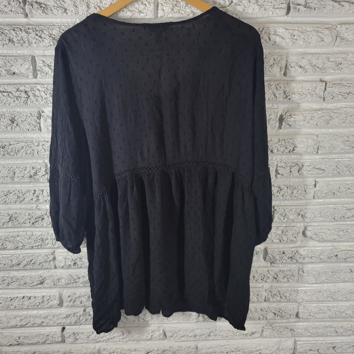 Arizona Jeans Co Women XXL Black Swiss Dot Sheer Embroidered V-Neck Top 3/4 Sleeve BLA64E