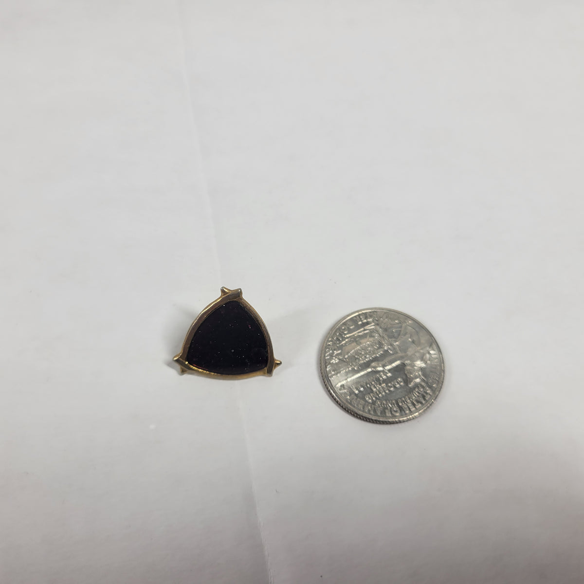 Vintage Gold Tone Red Glitter Resin Triangle Shield Stud Earrings Post Backs E4E