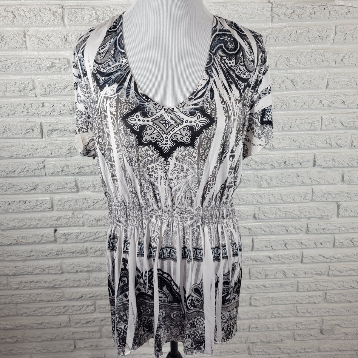 Apt 9 Womens 1X Tunic Top Geometric Gray Black Studded Short Sleeve V Neck GEO206E