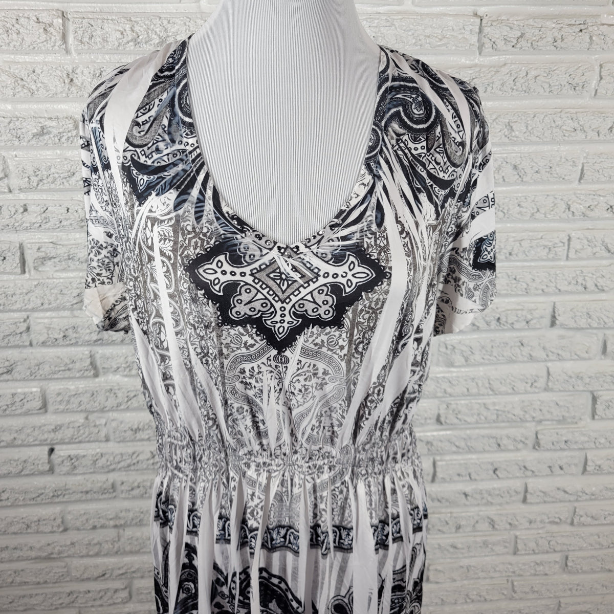 Apt 9 Womens 1X Tunic Top Geometric Gray Black Studded Short Sleeve V Neck GEO206E
