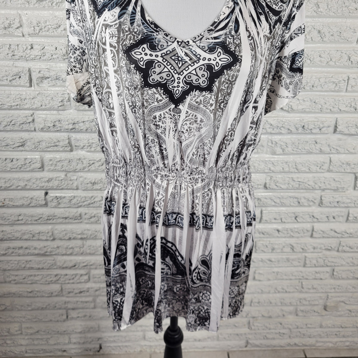 Apt 9 Womens 1X Tunic Top Geometric Gray Black Studded Short Sleeve V Neck GEO206E
