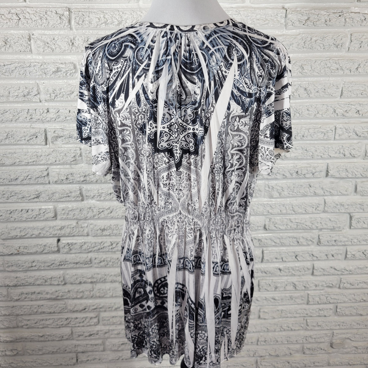 Apt 9 Womens 1X Tunic Top Geometric Gray Black Studded Short Sleeve V Neck GEO206E