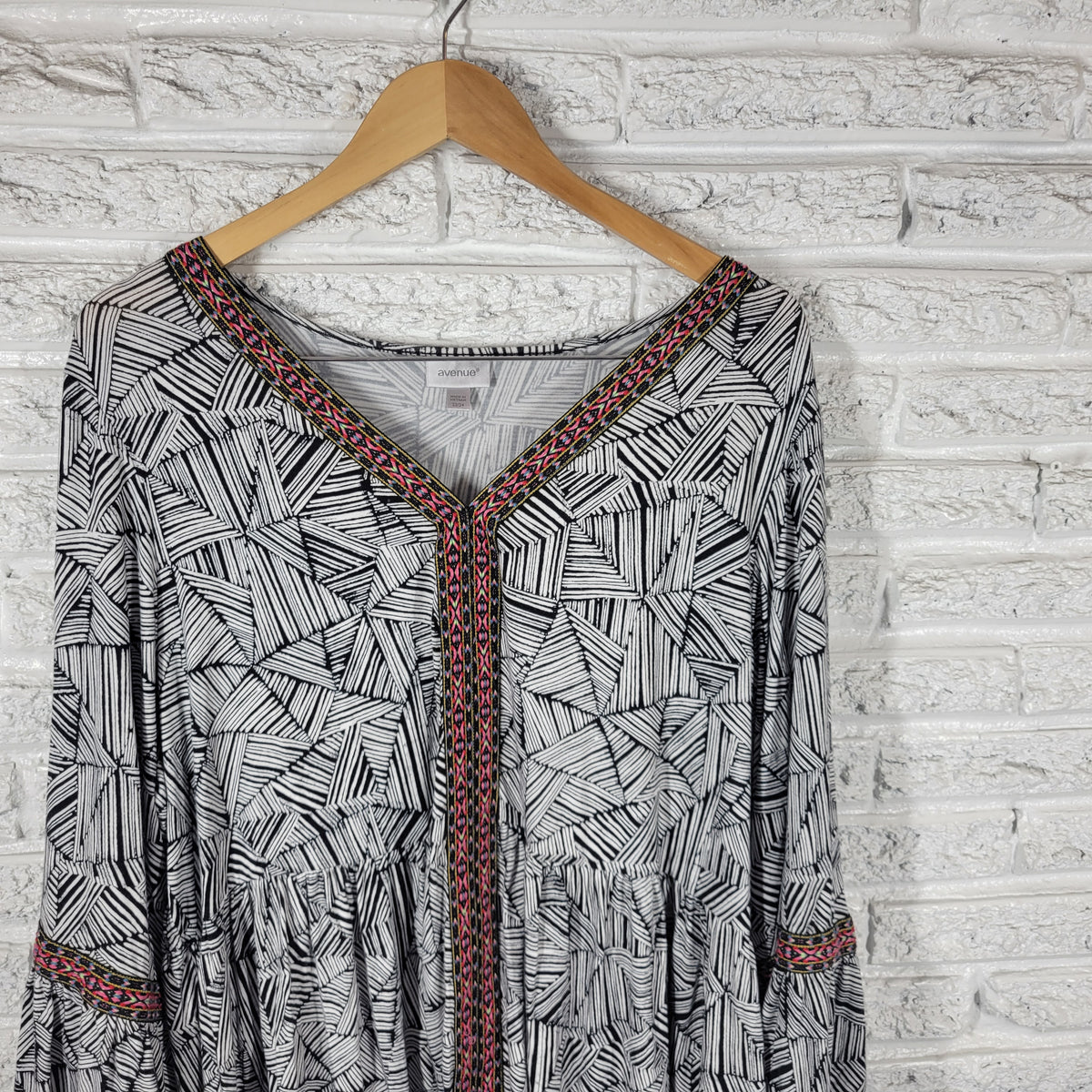 Avenue Geometric Tunic Top 22 24 Plus 3/4 Bell Sleeve Embroidered Multicolor GEO23E