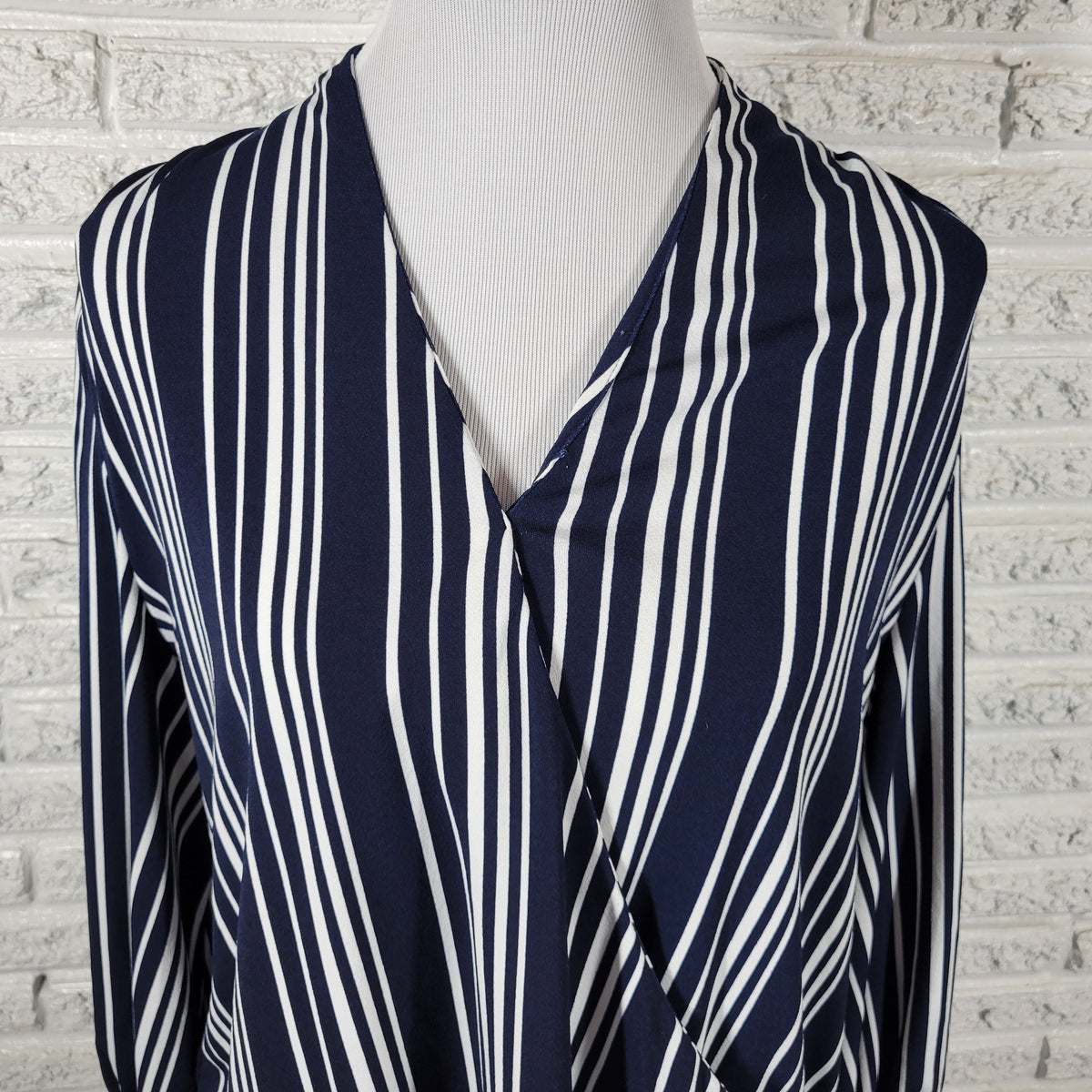Adrianna Papell Top Womens XL Blue White Striped V-Neck Long Sleeve Blouse STR190E
