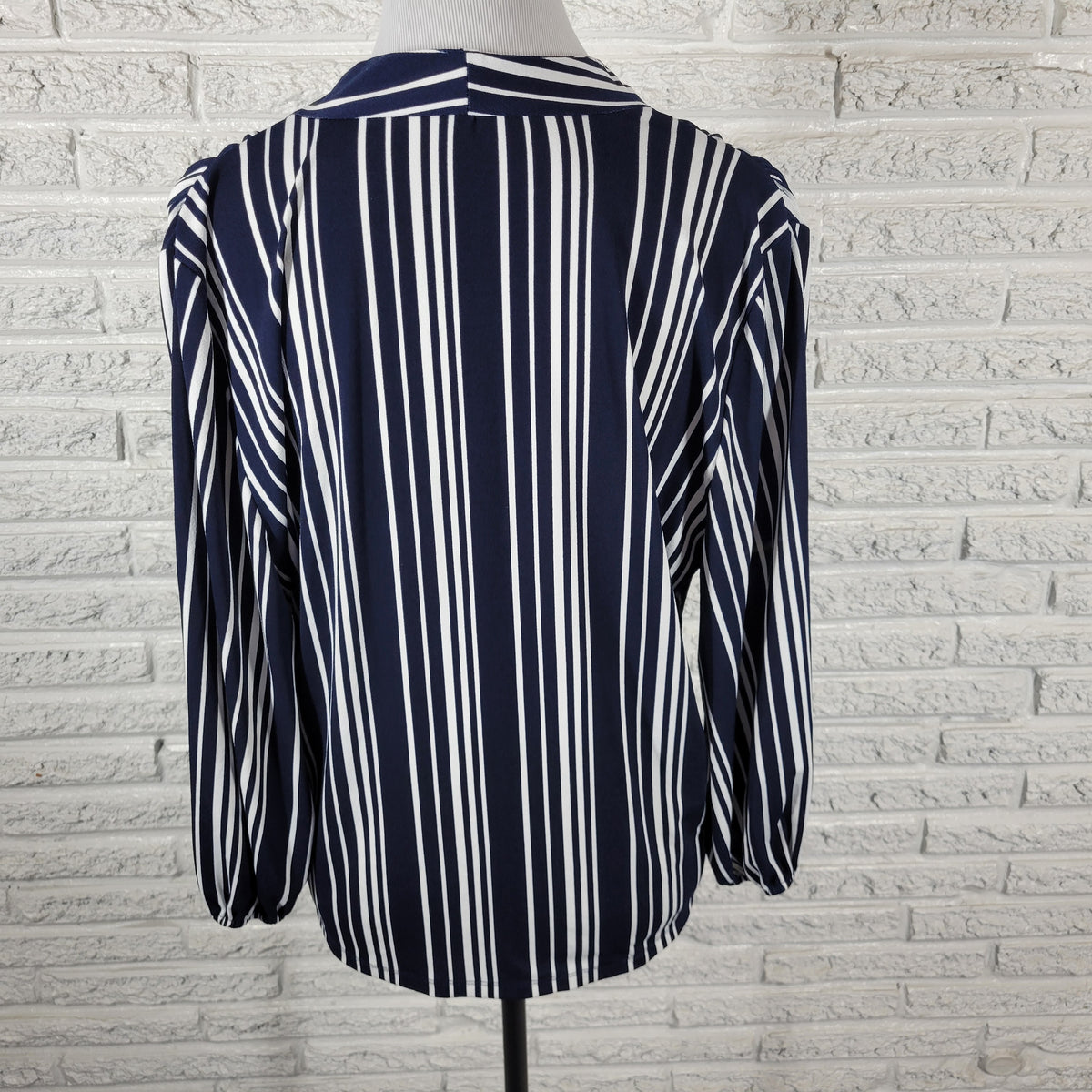 Adrianna Papell Top Womens XL Blue White Striped V-Neck Long Sleeve Blouse STR190E