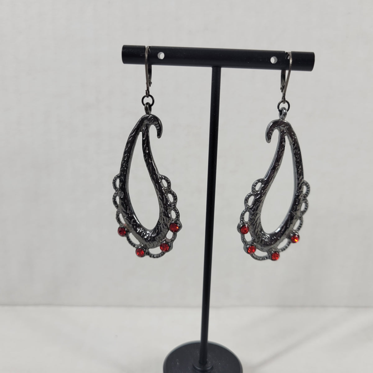Gothic Gunmetal Paisley Teardrop Earrings Red Rhinestone Dangle Leverback Boho E67E