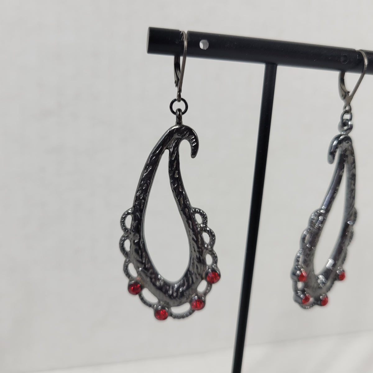 Gothic Gunmetal Paisley Teardrop Earrings Red Rhinestone Dangle Leverback Boho E67E