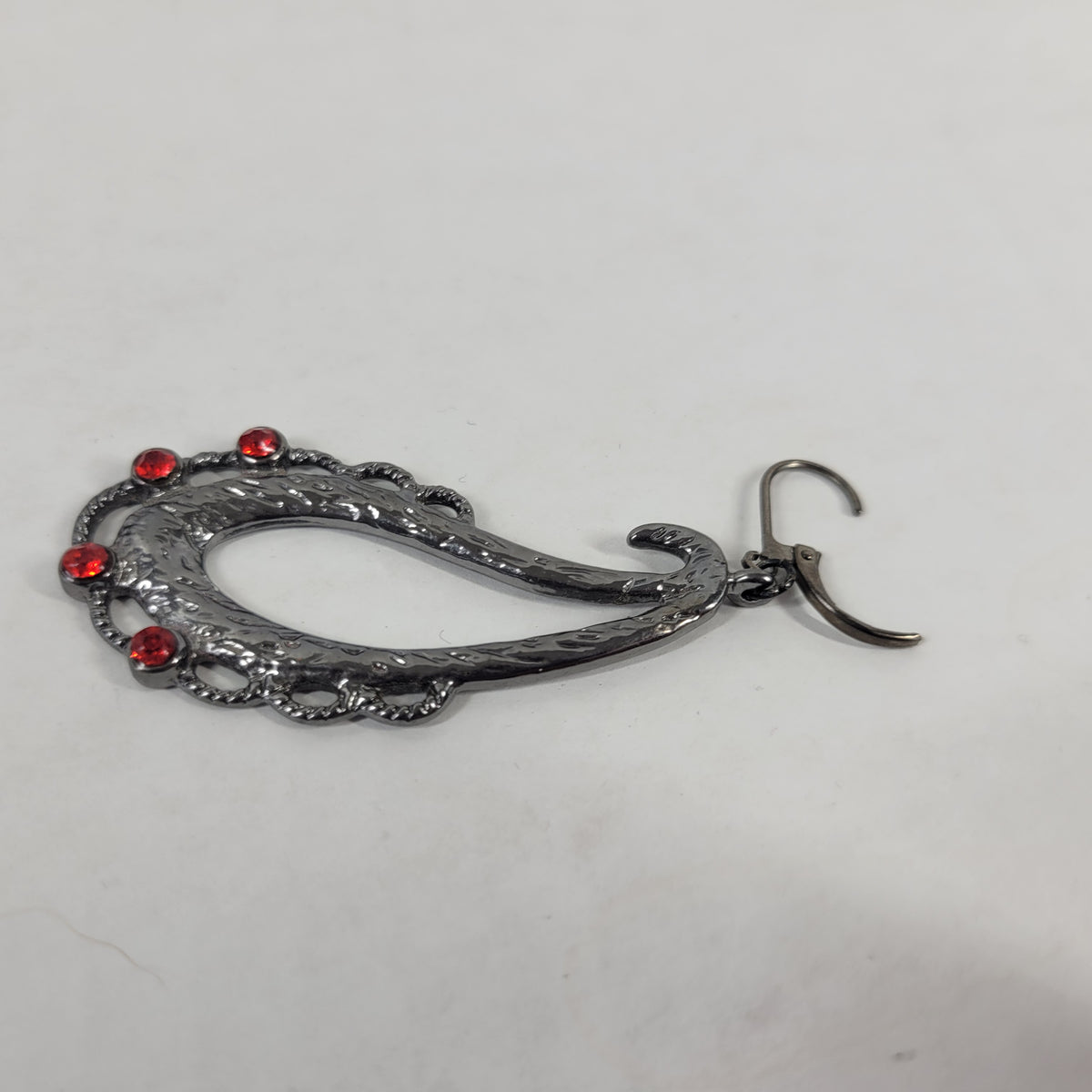 Gothic Gunmetal Paisley Teardrop Earrings Red Rhinestone Dangle Leverback Boho E67E