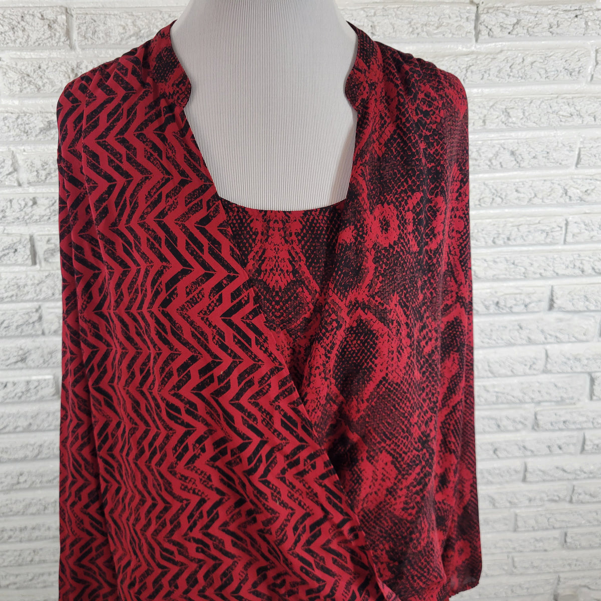 Alfani Women Top XL Long Sleeve Asymmetric High Low Geometric Black Red Casual GEO214E
