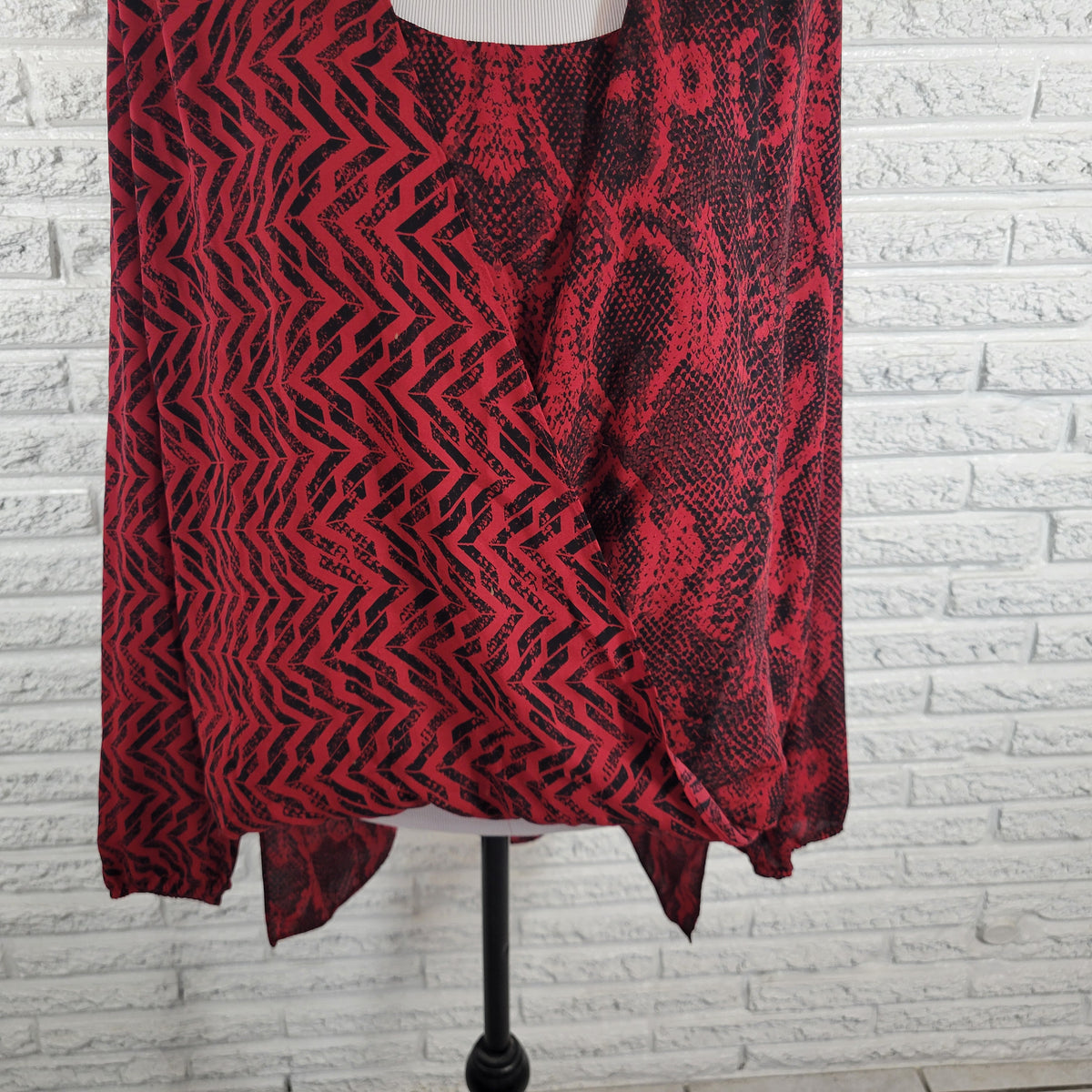 Alfani Women Top XL Long Sleeve Asymmetric High Low Geometric Black Red Casual GEO214E