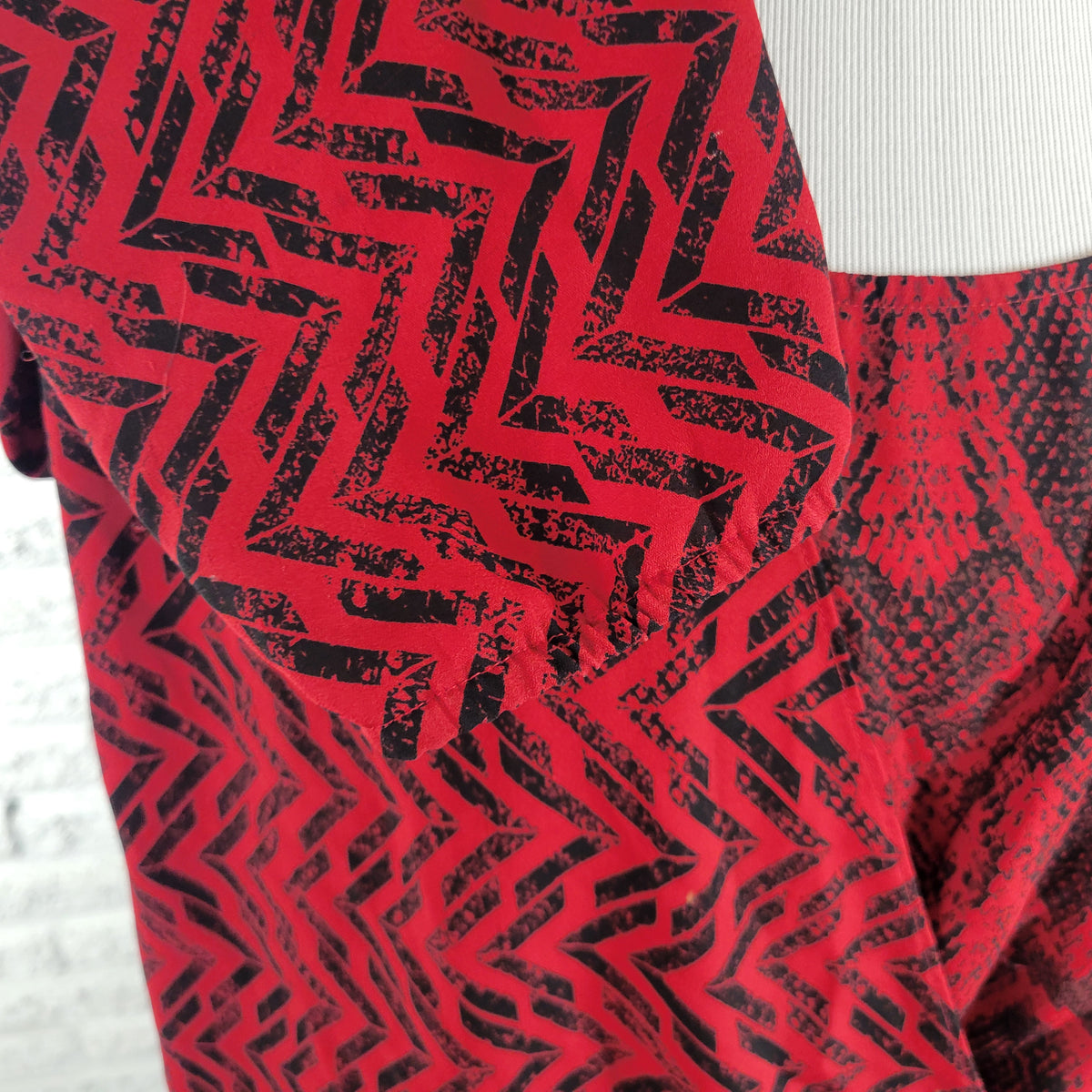 Alfani Women Top XL Long Sleeve Asymmetric High Low Geometric Black Red Casual GEO214E