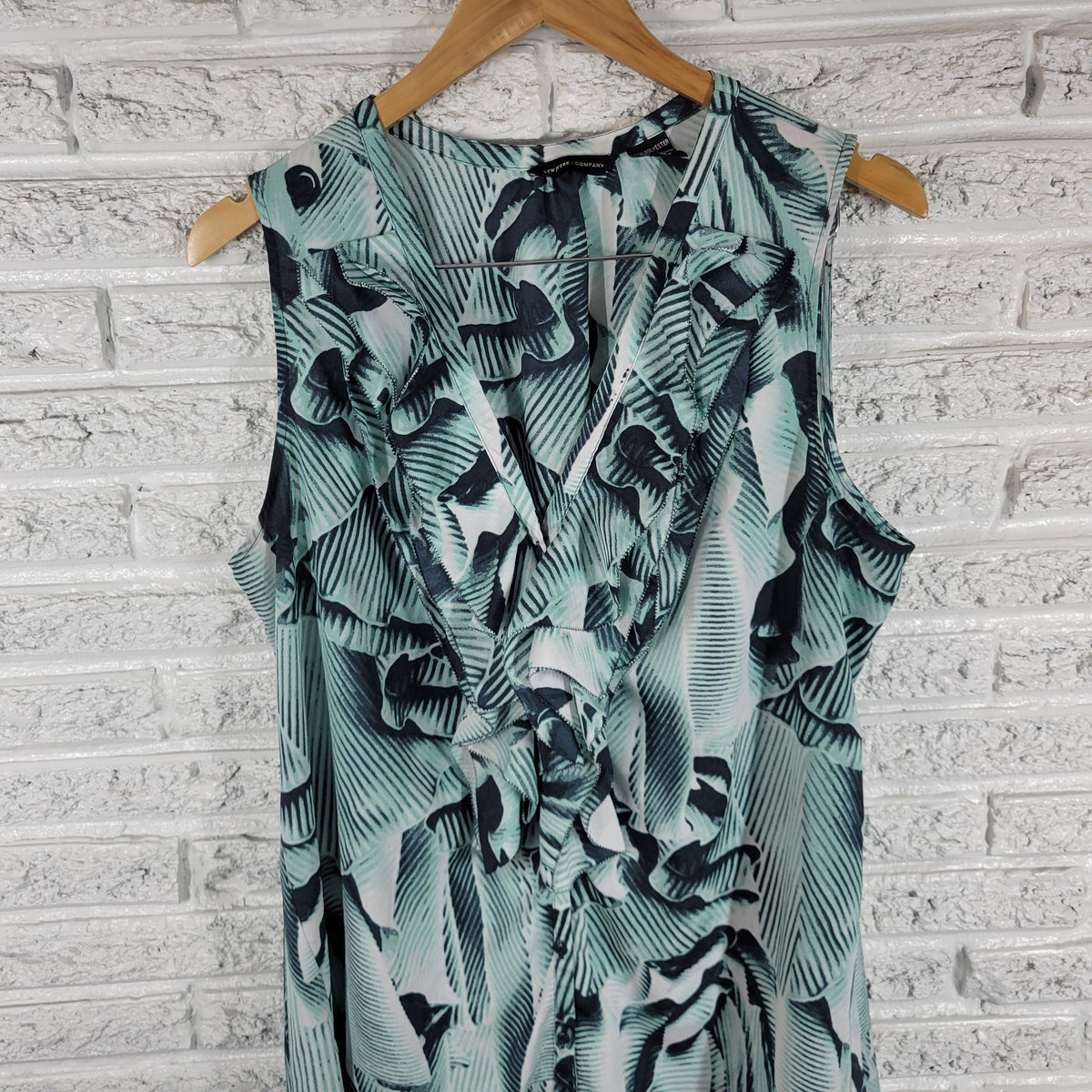 New York & Co Green White Watercolor Ruffle Tunic Top Women XL V-Neck Sleeveless WAT119E
