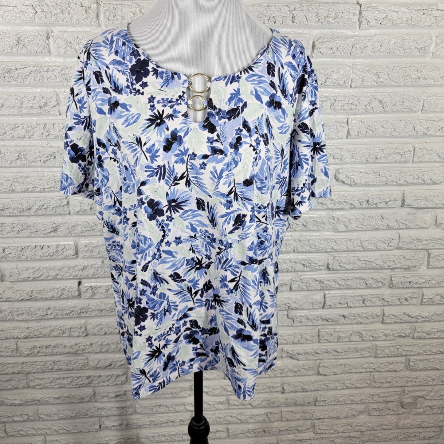 Coral Bay Womens Top 2X Plus Tee Short Sleeve Cotton Blend Blue Floral Keyhole
