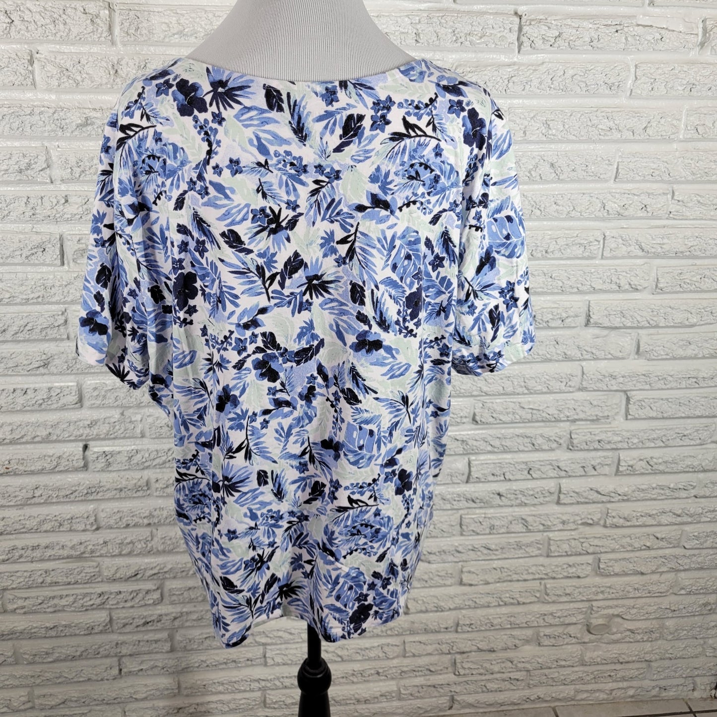 Coral Bay Womens Top 2X Plus Tee Short Sleeve Cotton Blend Blue Floral Keyhole