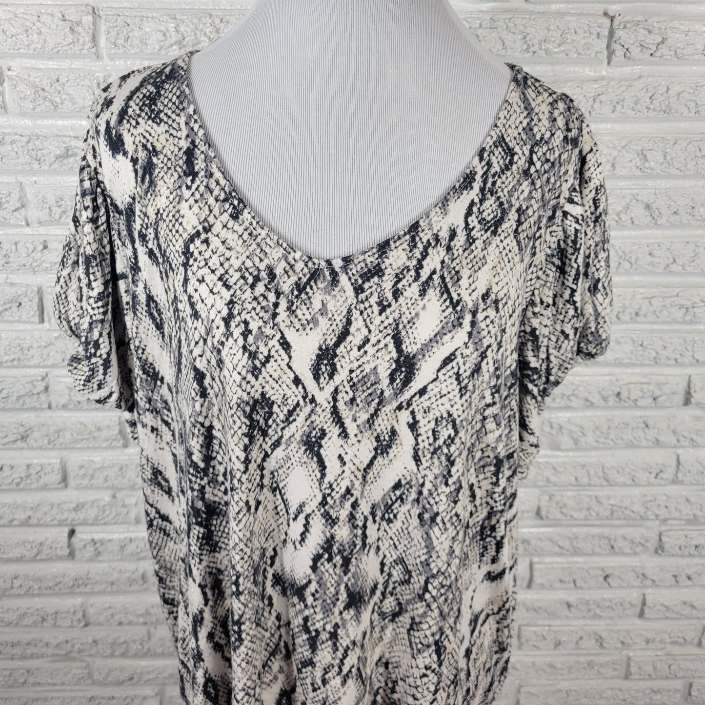 Maurices 24 7 Womens Top 2 2X Plus Cap Sleeve Comfy Black White Animal Print