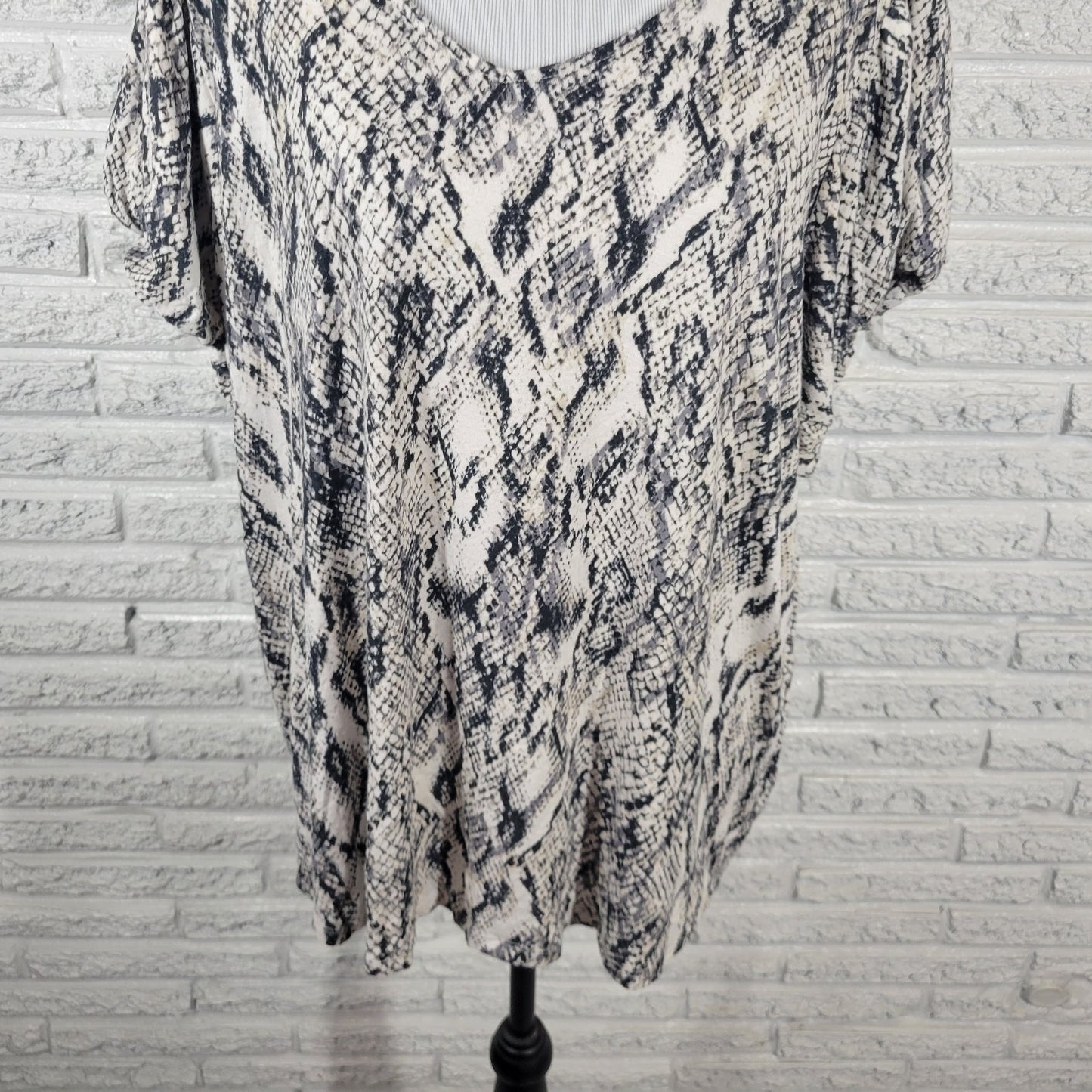 Maurices 24 7 Womens Top 2 2X Plus Cap Sleeve Comfy Black White Animal Print