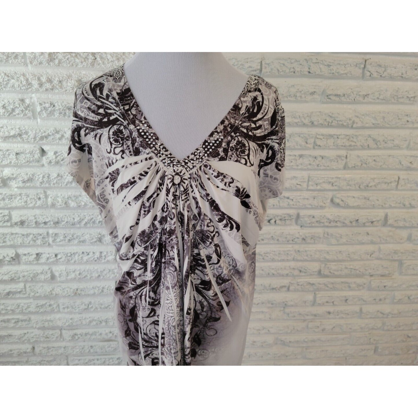 Unity Women Top 2X Plus Cap Sleeve Studded Pleated Black Geometric Sublimation