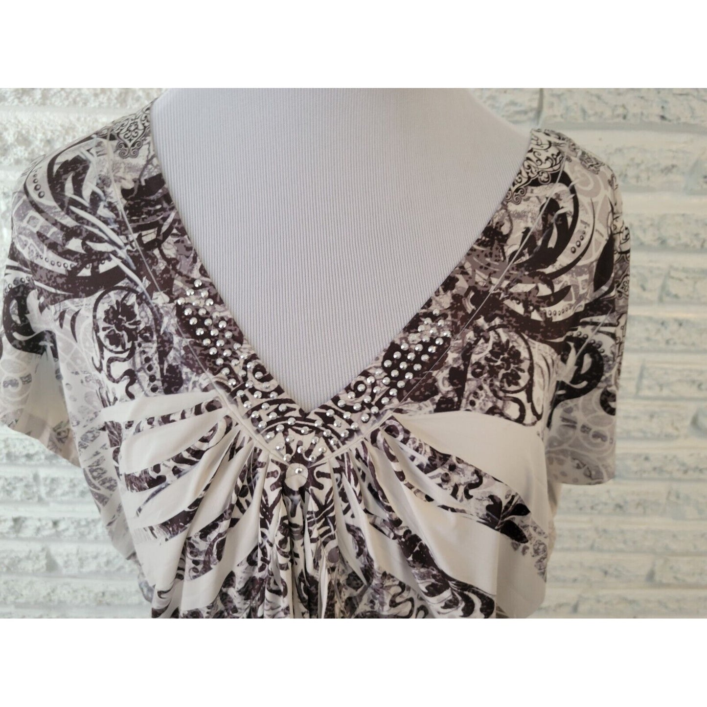 Unity Women Top 2X Plus Cap Sleeve Studded Pleated Black Geometric Sublimation