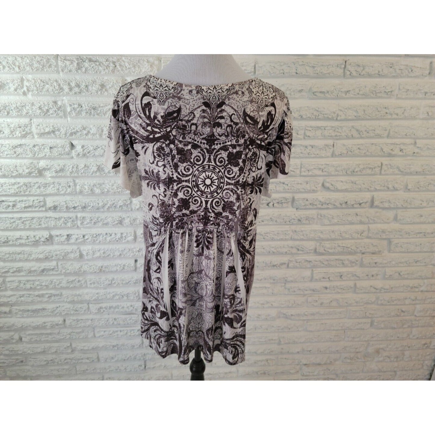 Unity Women Top 2X Plus Cap Sleeve Studded Pleated Black Geometric Sublimation