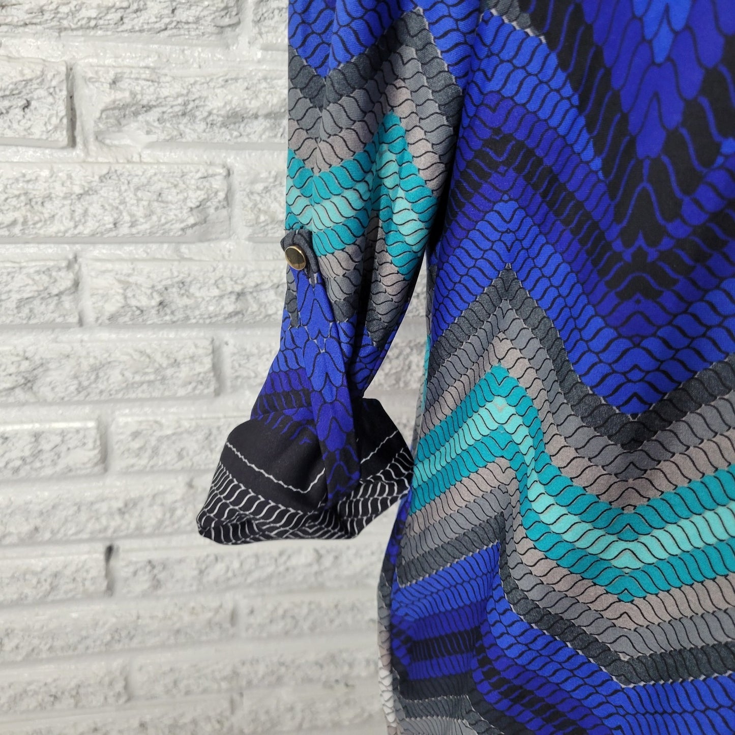 New Directions Women's XL Blue Gray Zig Zag Geometric 3/4 Roll Tab Sleeve Blouse
