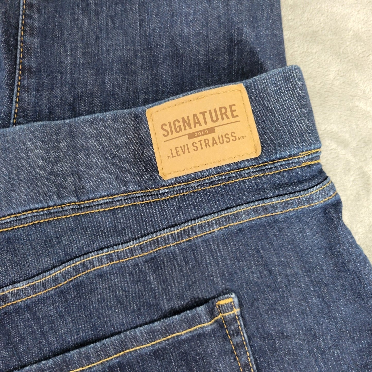 Levis Signature Womens Jeans 24 Plus Capri Dark Blue Denim Total Shaping Zip Fly