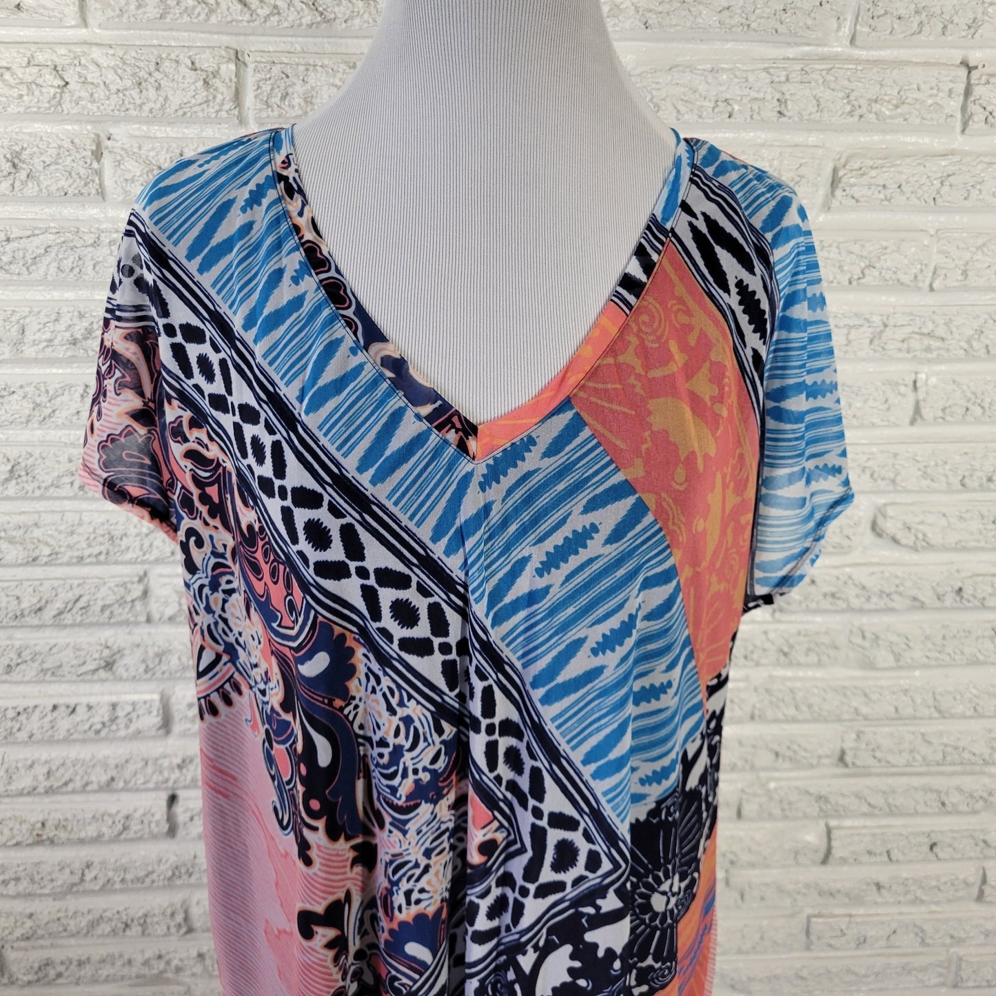 Dana Buchman XL Top Blue Pink Geometric V-Neck Short Sleeve Pullover Lined