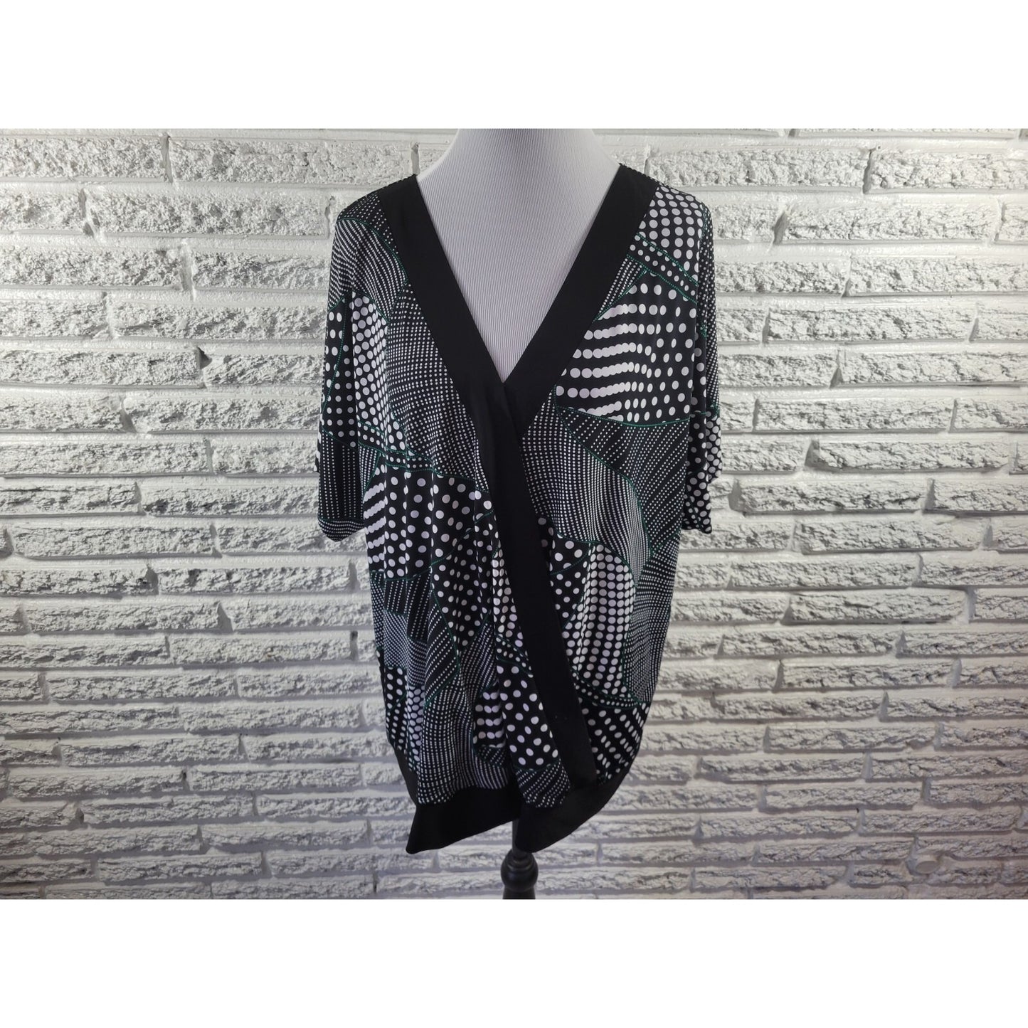 Avenue 22/24 Plus Size Blouse Black Geometric V-Neck Short Sleeve GEO367E