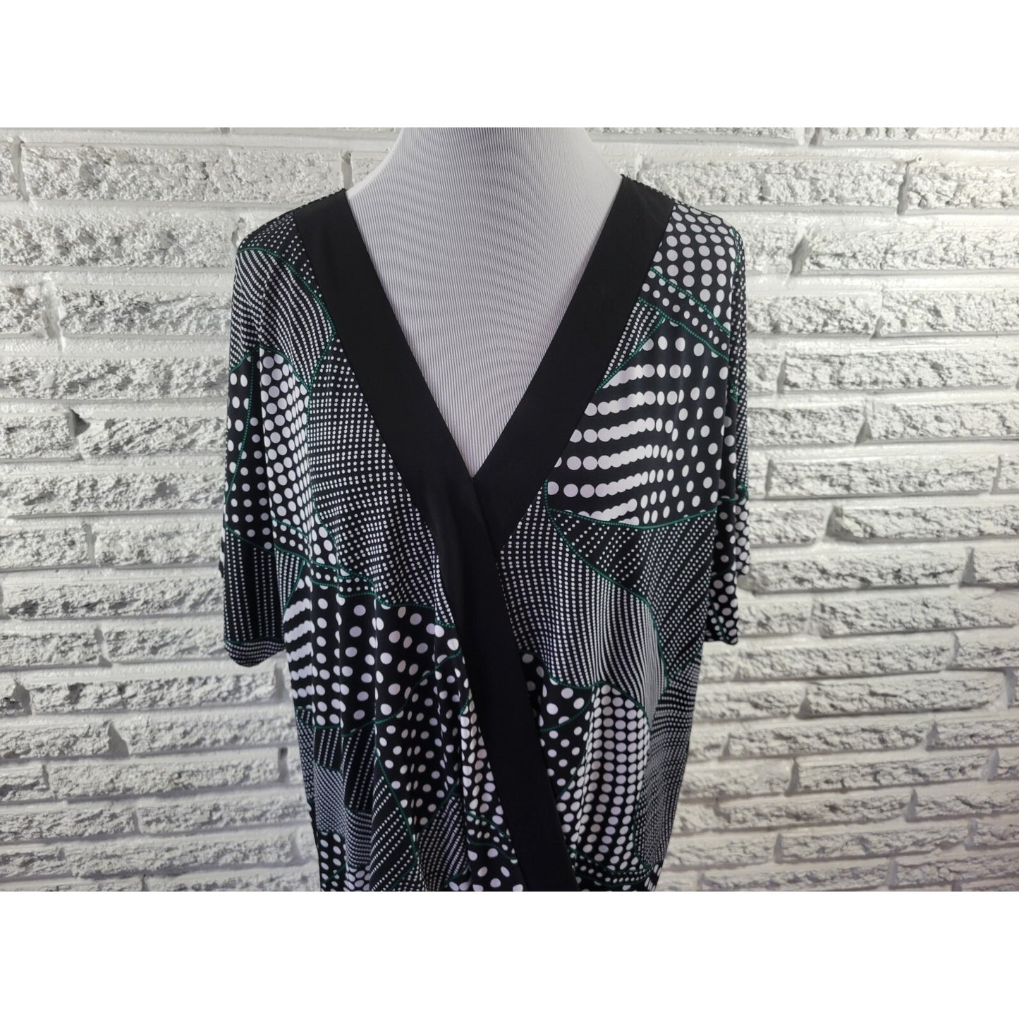 Avenue 22/24 Plus Size Blouse Black Geometric V-Neck Short Sleeve GEO367E