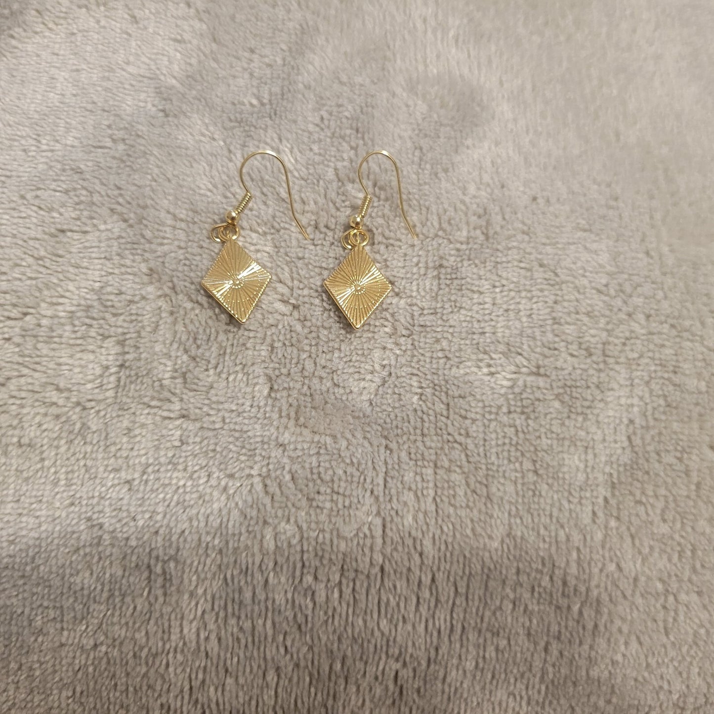 Diamonds Poker Suit Casino Earrings Hanging Dangle Novelty Fish Hook