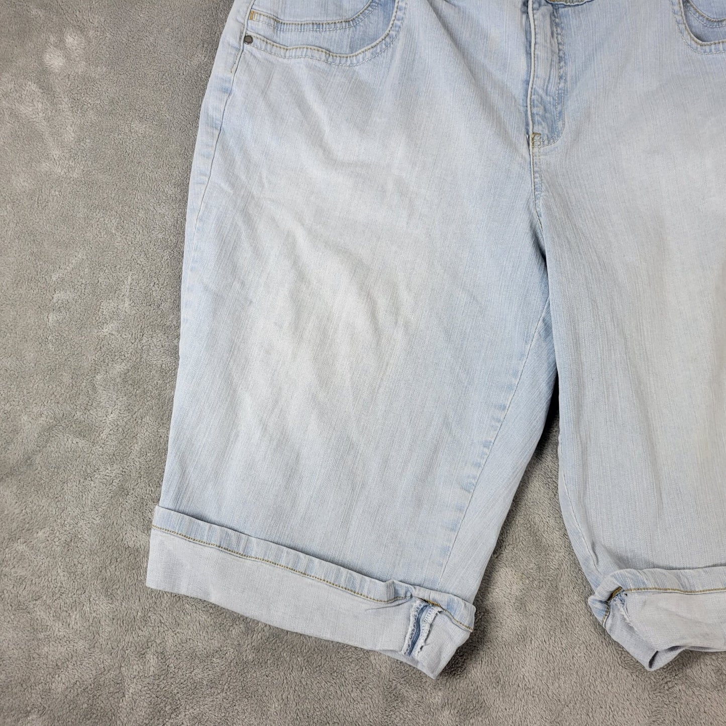 Gloria Vanderbilt Womens Shorts 22W Plus Light Blue Denim Stretchy Cuffs Comfy