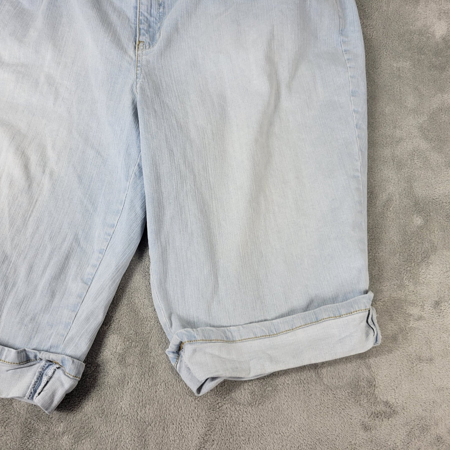 Gloria Vanderbilt Womens Shorts 22W Plus Light Blue Denim Stretchy Cuffs Comfy