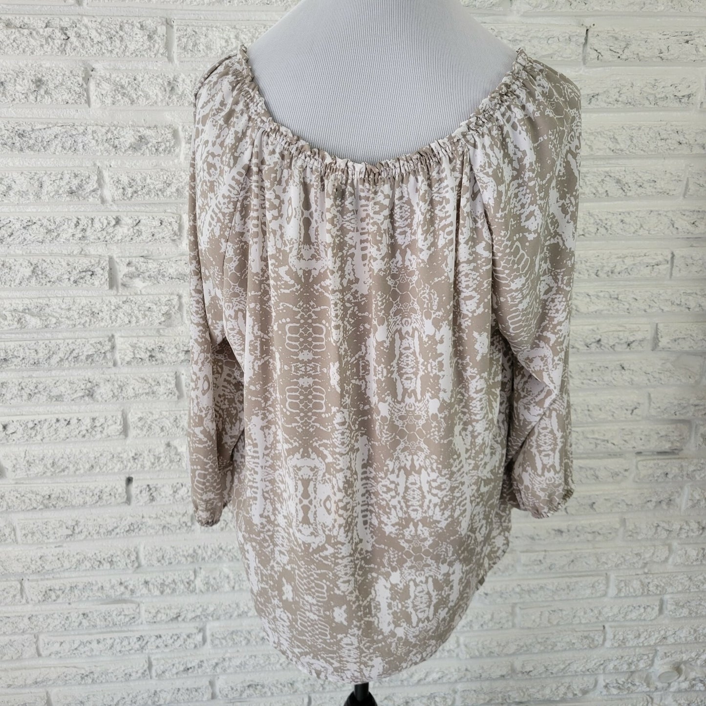 Apt 9 Women Top Extra Large 3/4 Elastic Sleeve Gray Animal Print Casual Comfy