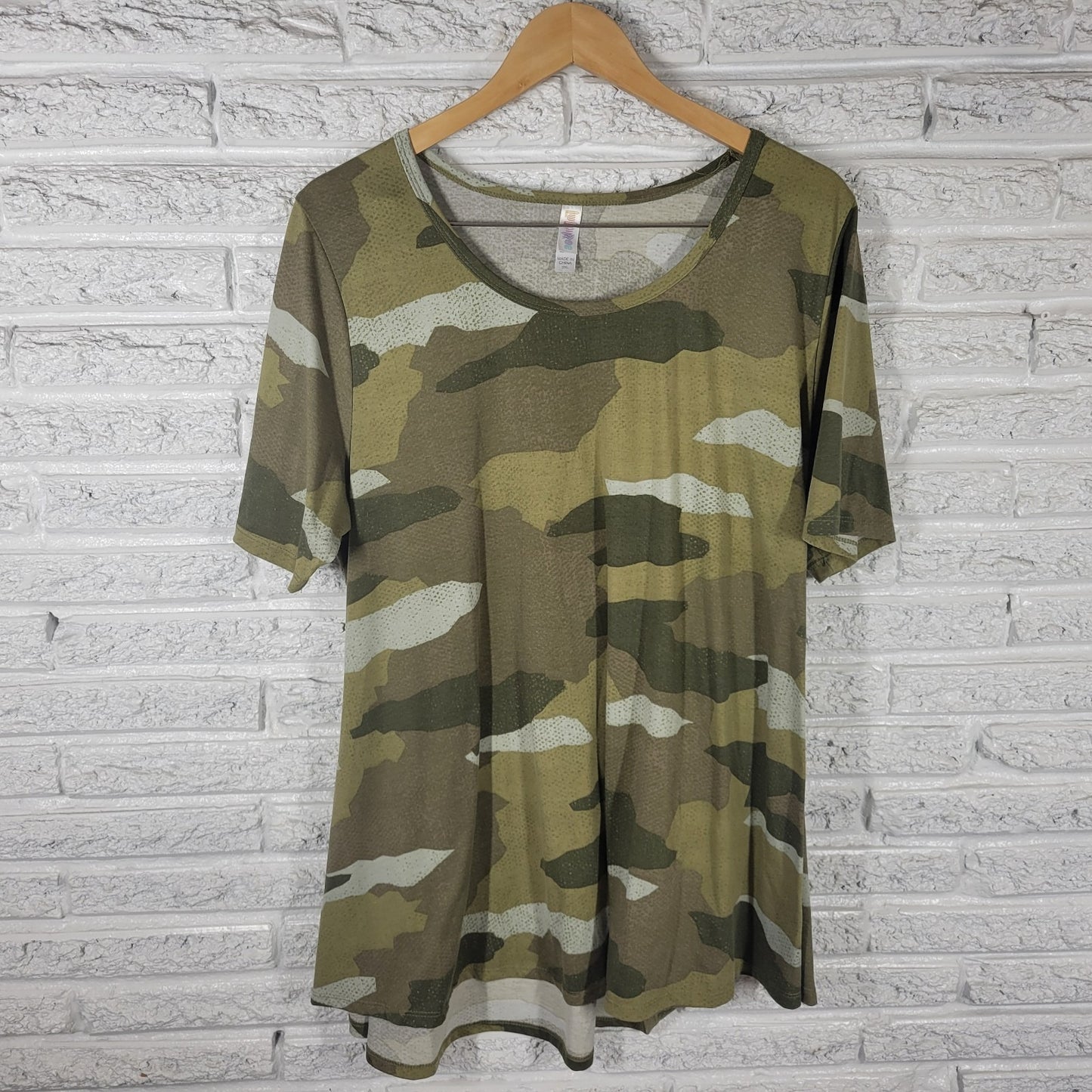 LuLaRoe 2XL Tunic Tee Top Green Camo Camouflage Short Sleeve Side Slit Stretch