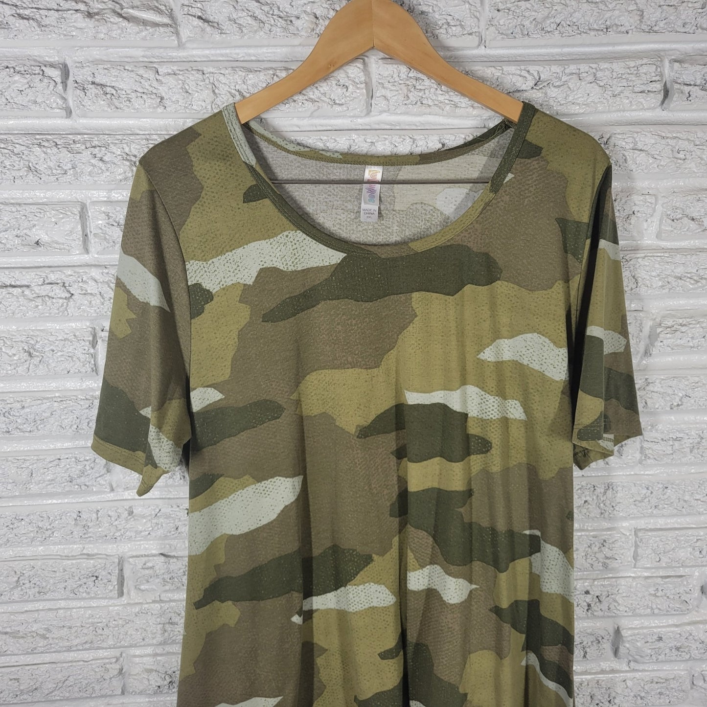 LuLaRoe 2XL Tunic Tee Top Green Camo Camouflage Short Sleeve Side Slit Stretch