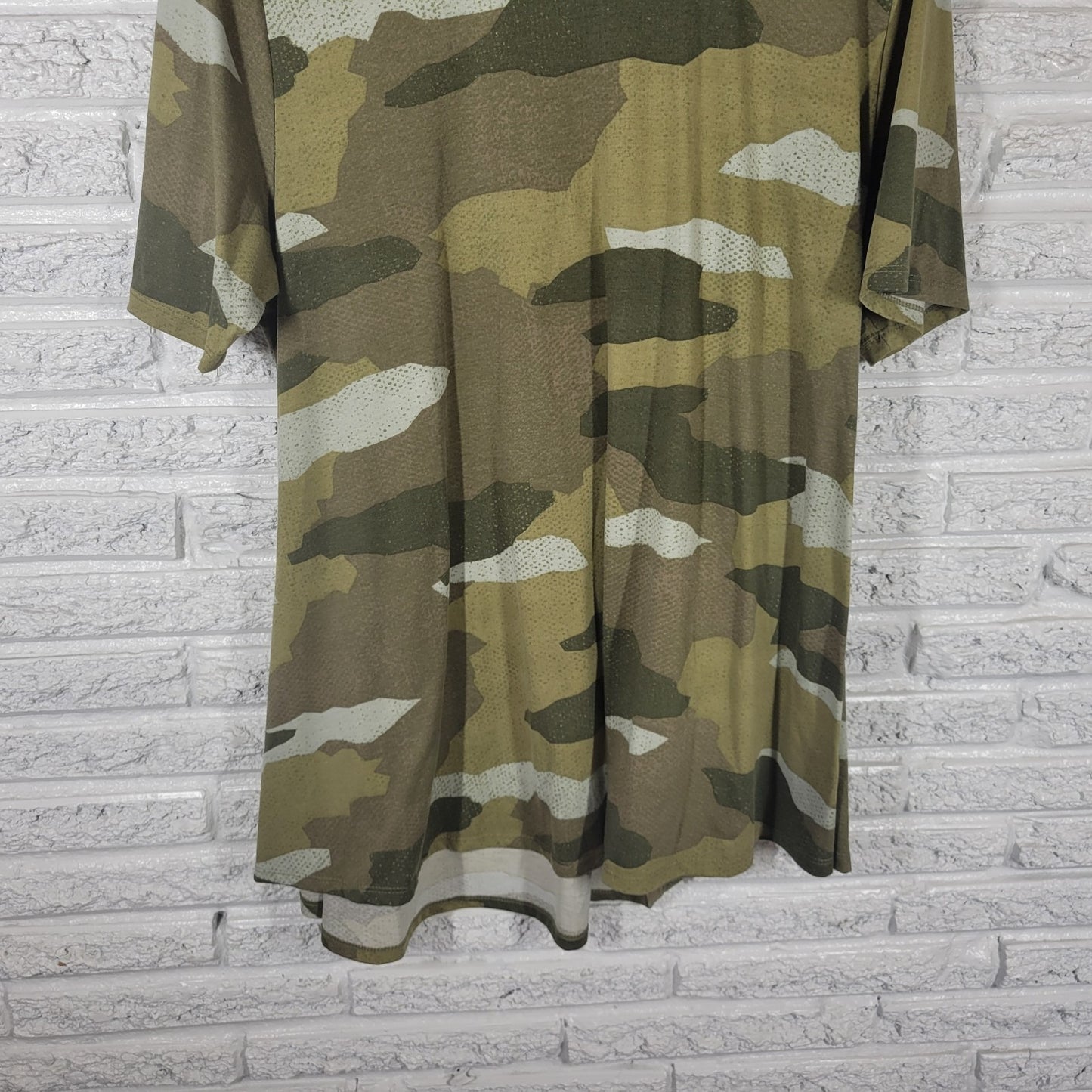 LuLaRoe 2XL Tunic Tee Top Green Camo Camouflage Short Sleeve Side Slit Stretch