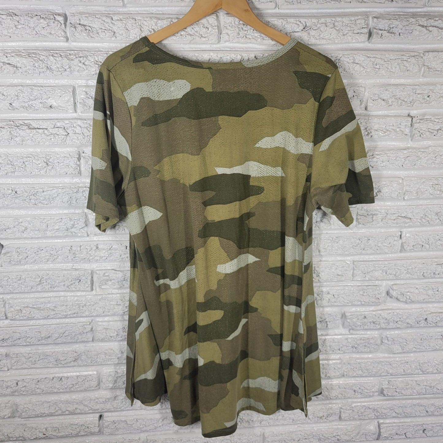 LuLaRoe 2XL Tunic Tee Top Green Camo Camouflage Short Sleeve Side Slit Stretch
