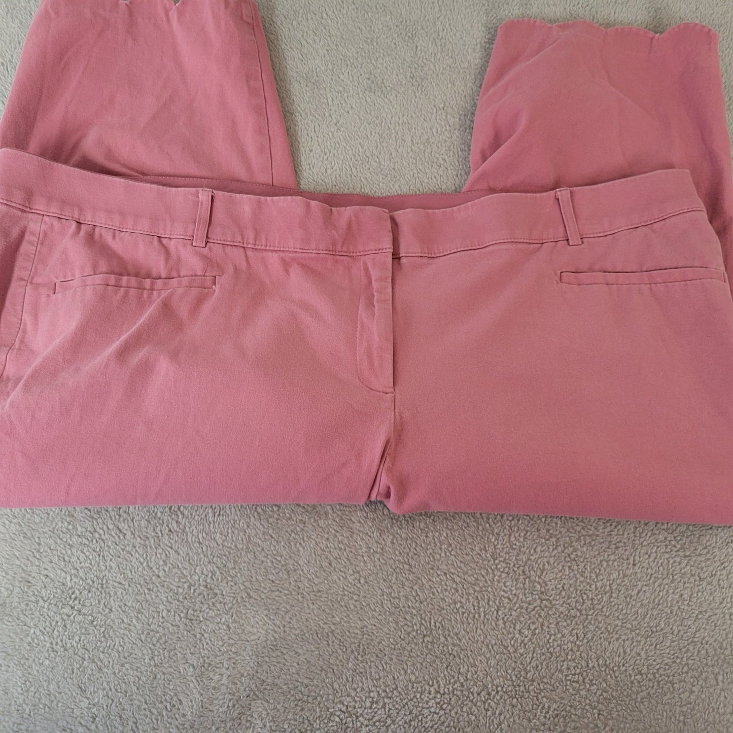 Lane Bryant Womens Pants 28 Plus Allie Capri Pink Scallop Hem Zip Fly Comfy