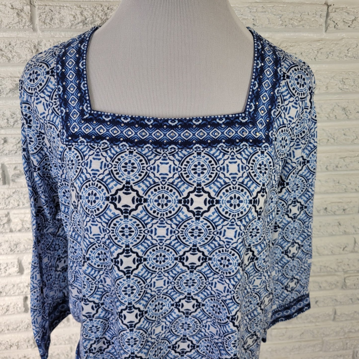 Alfred Dunner PXL Top Blue White Geometric Studded Square Neck Stretch