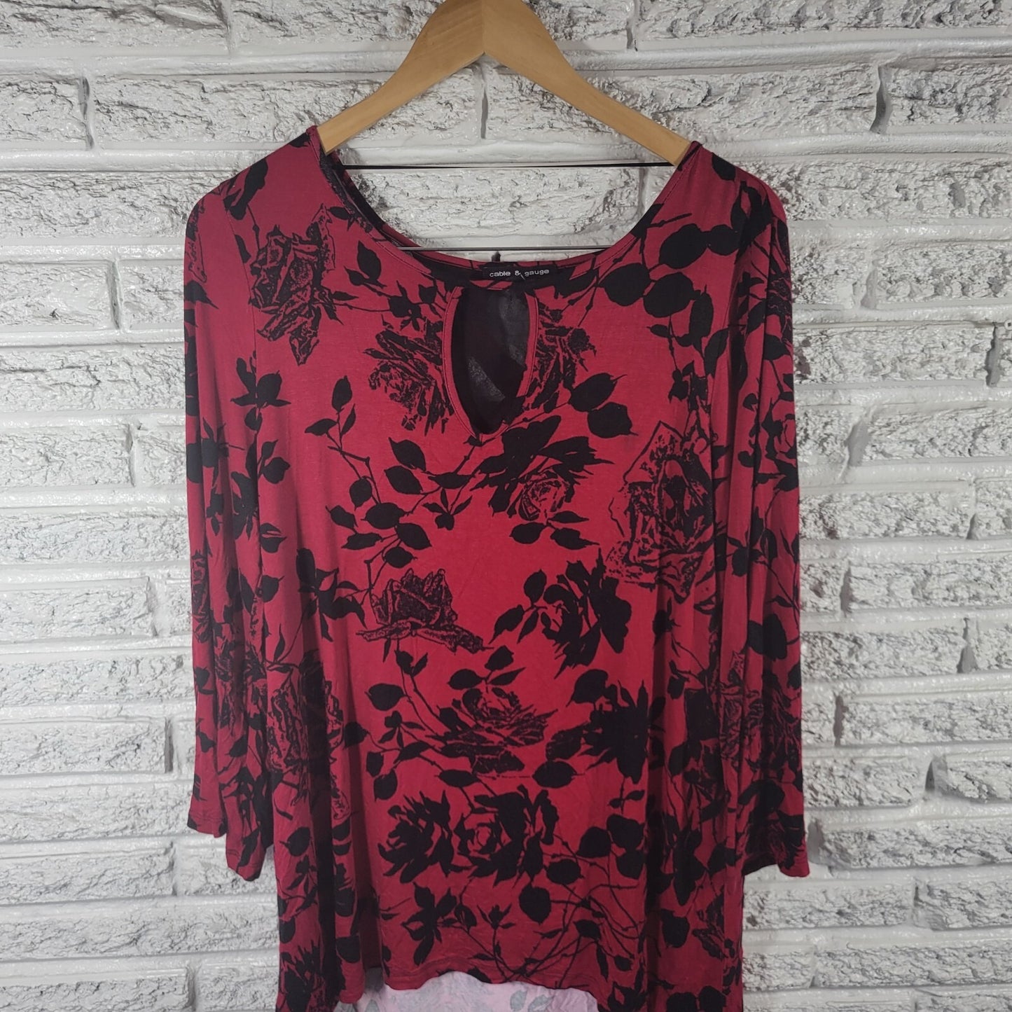 Cable Gauge Womens Top Extra Large XL Mesh Lattice Back Red Floral Keyhole Comfy