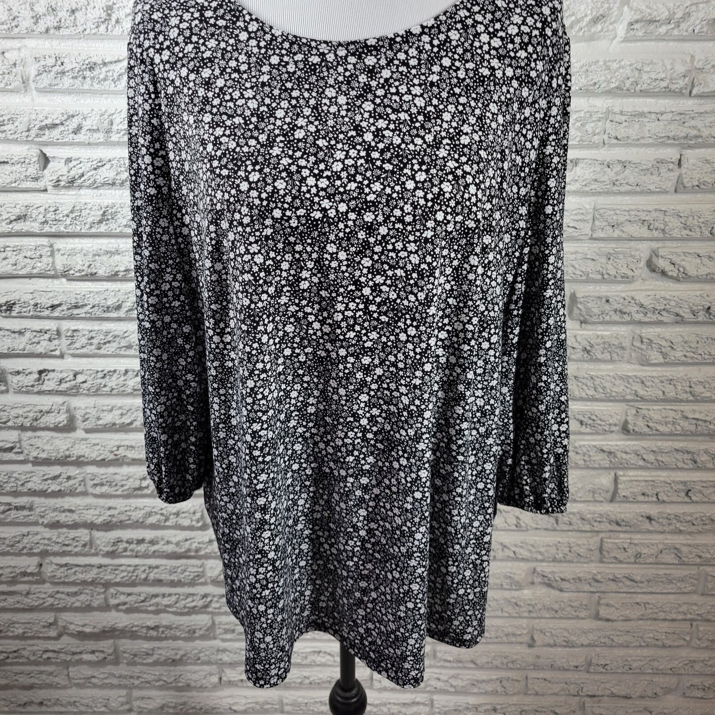 Adrianna Papell Womens Top 1X Long Sleeve Back Keyhole Black Floral Poly Blend