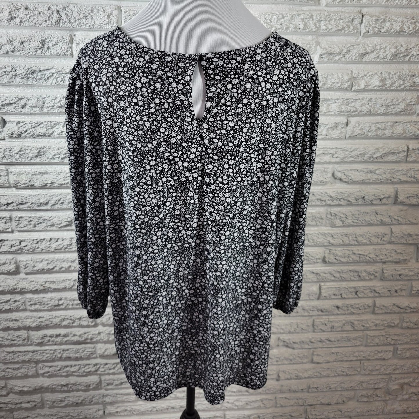 Adrianna Papell Womens Top 1X Long Sleeve Back Keyhole Black Floral Poly Blend