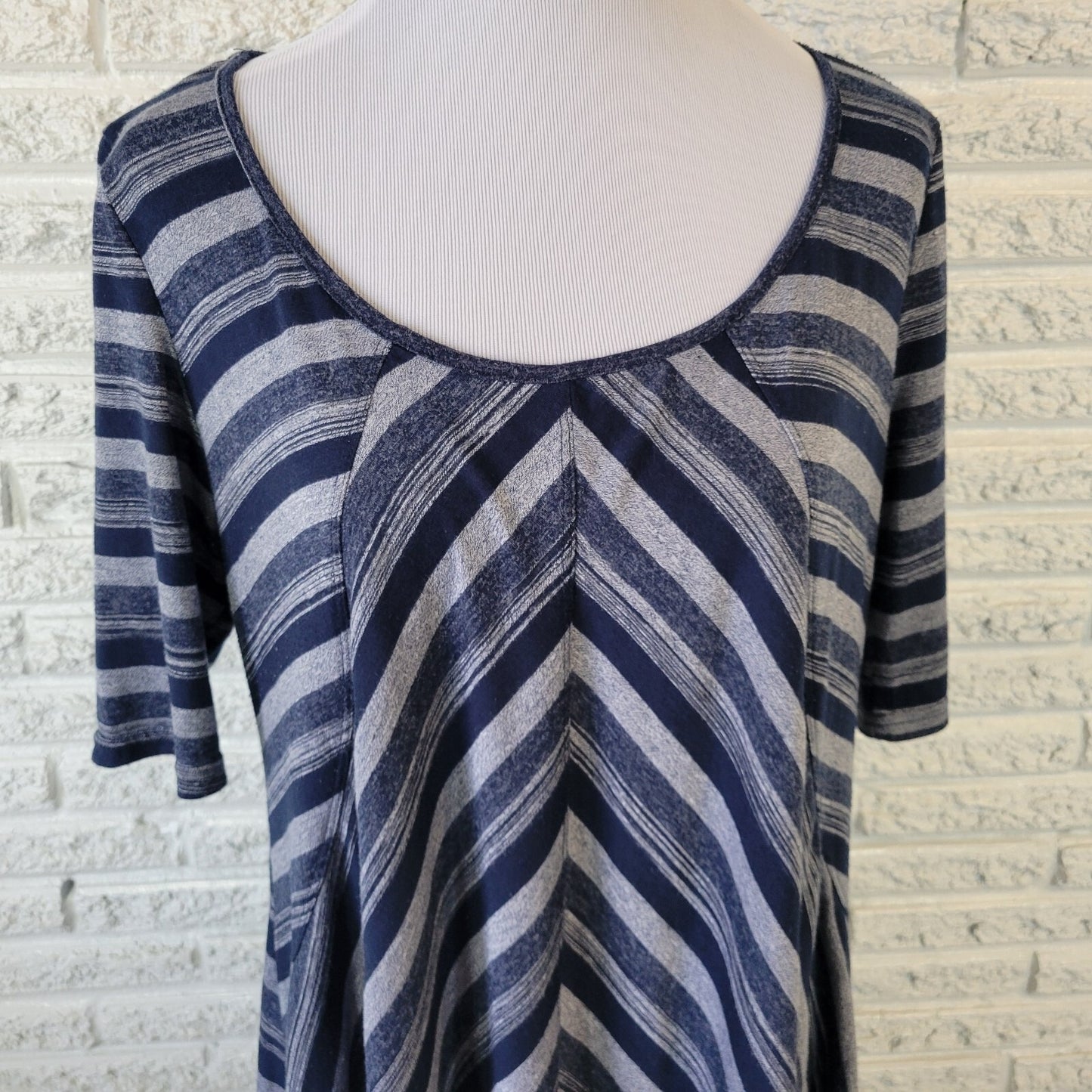 Hazel Haze Women Top XL Tee Blue Gray Stripe Asymmetric Lightweight Casual Comfy