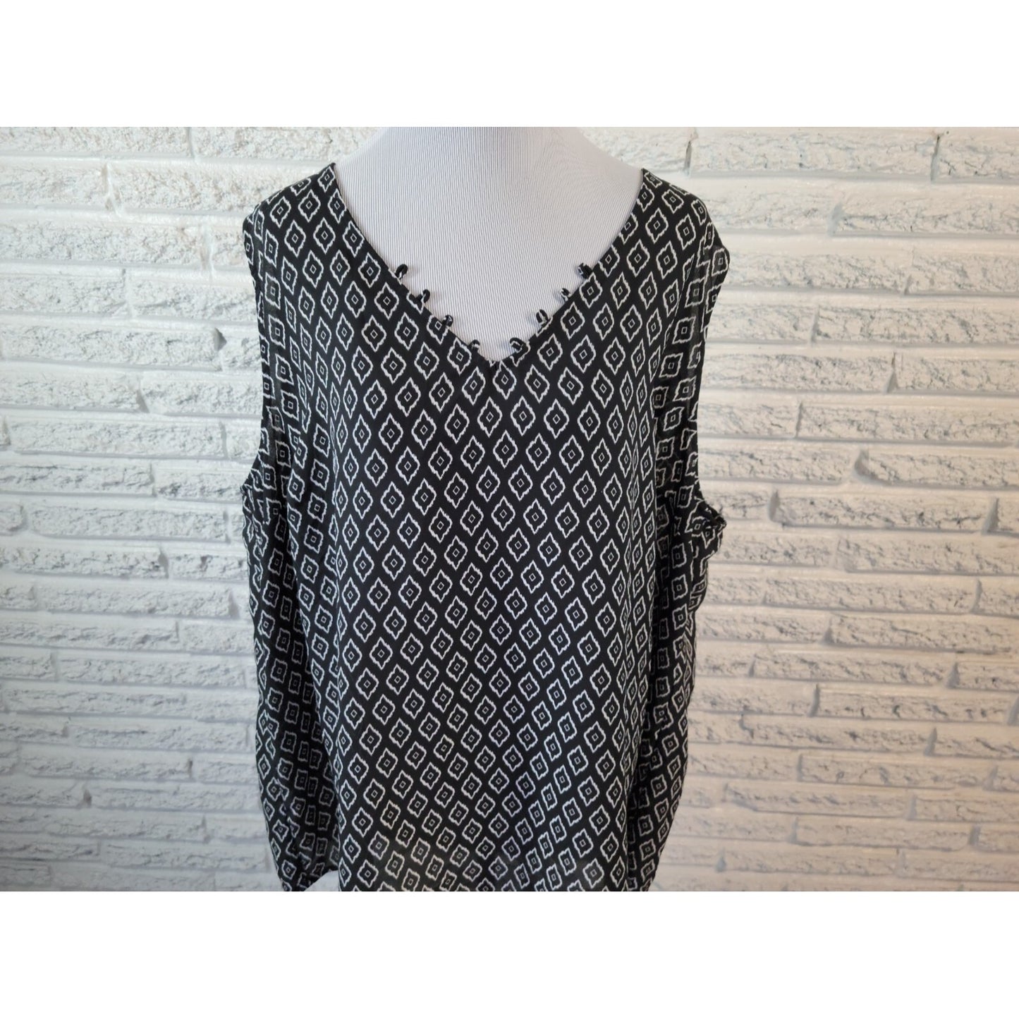 Terra & Sky Women's 3X Plus Size Black Geometric V-Neck Asymmetric Sheer Tank