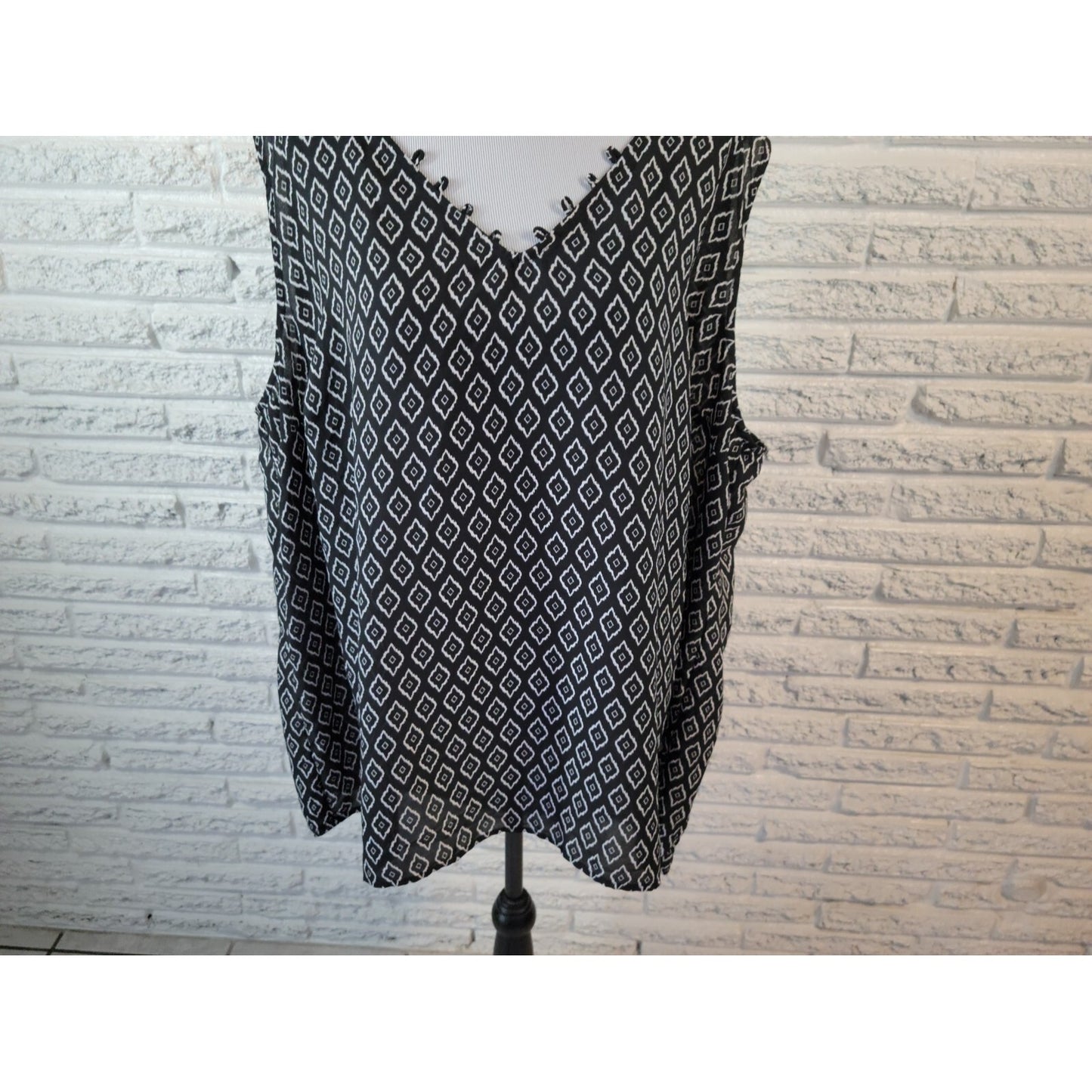 Terra & Sky Women's 3X Plus Size Black Geometric V-Neck Asymmetric Sheer Tank