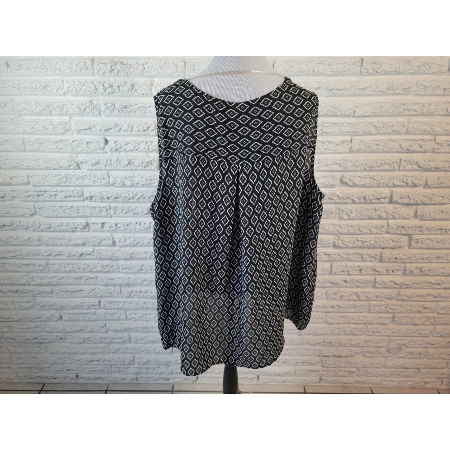 Terra & Sky Women's 3X Plus Size Black Geometric V-Neck Asymmetric Sheer Tank