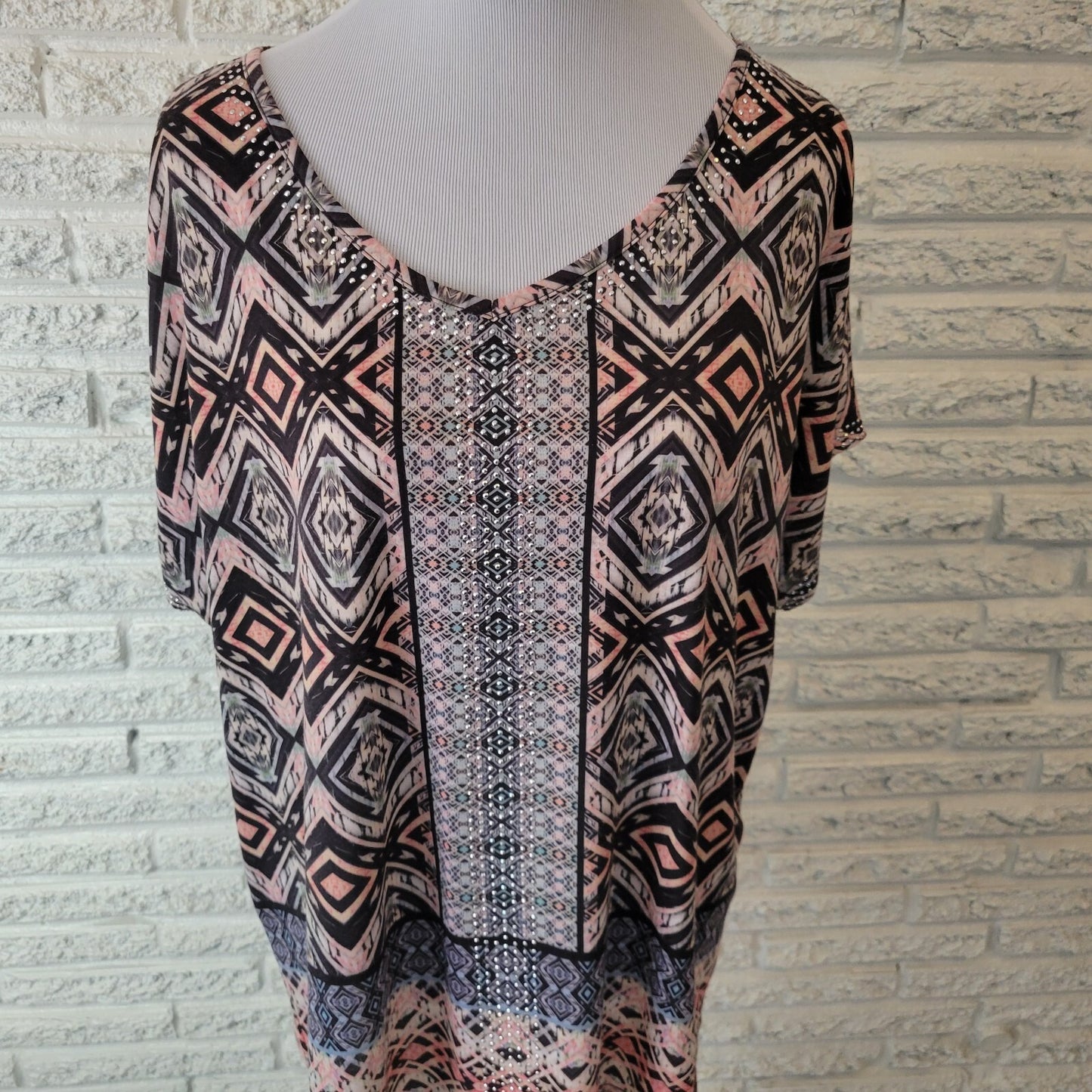 Gloria Vanderbilt Womens Top 1X Plus Tee Cap Sleeve Pink Black Geometric Studded